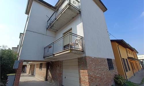 CASA  SEMINDIPENDENTE IN CENTRO PAESE